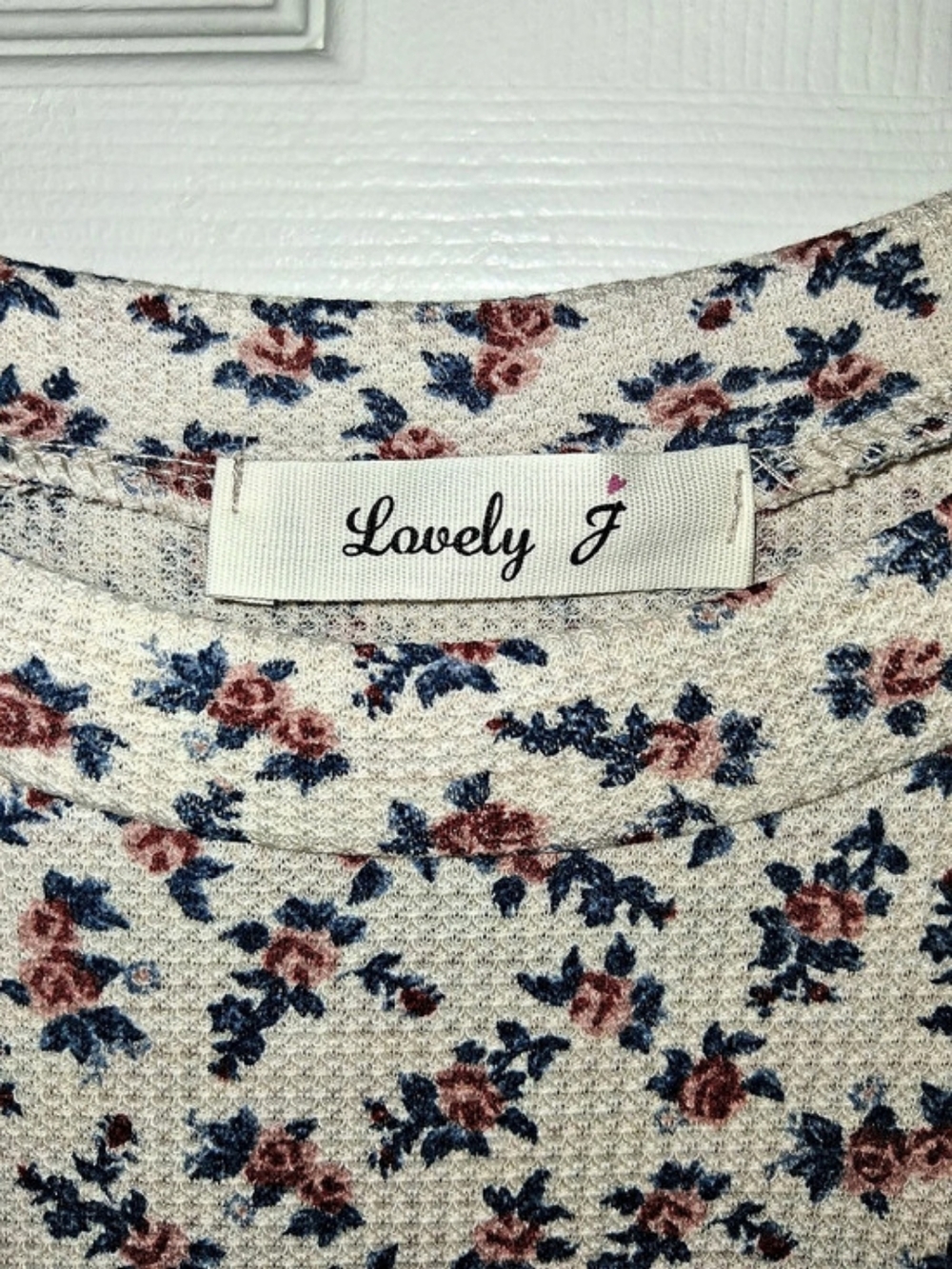Lovely J Floral Top in Cream & Pink Like New - Picture 2 of 2